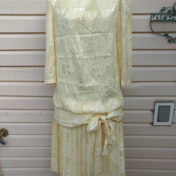 Vintage 80s Does 20s Yellow Drop Waist Dress Silky Bow Size 9/10 - Picture 3 of 11